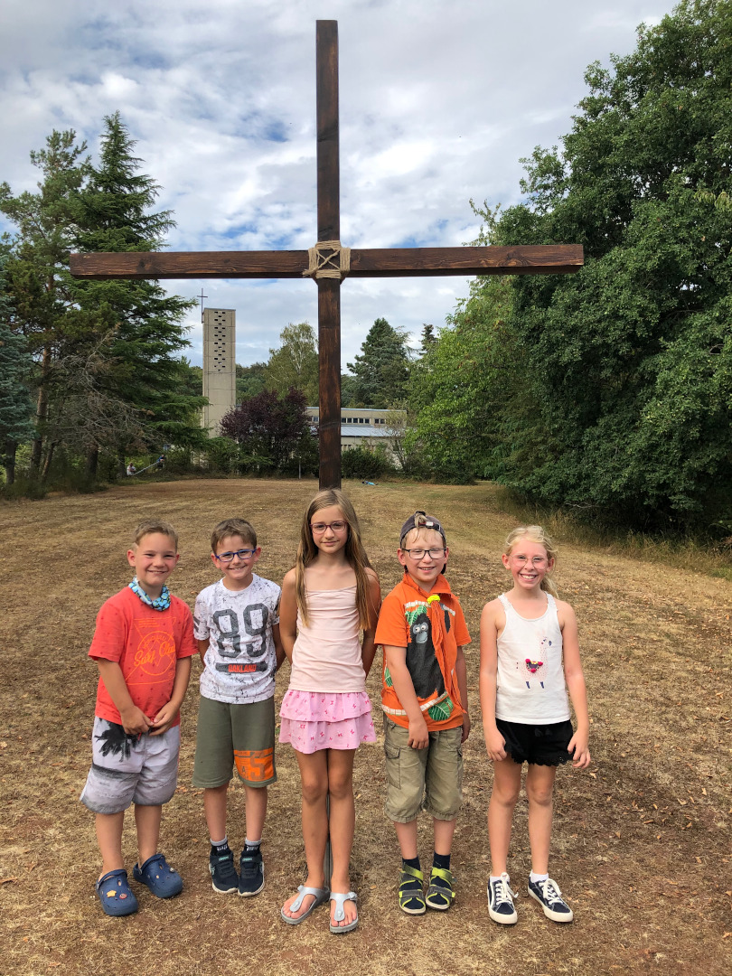 Neues Kreuz für die Pfarrwiese in Mehlbach